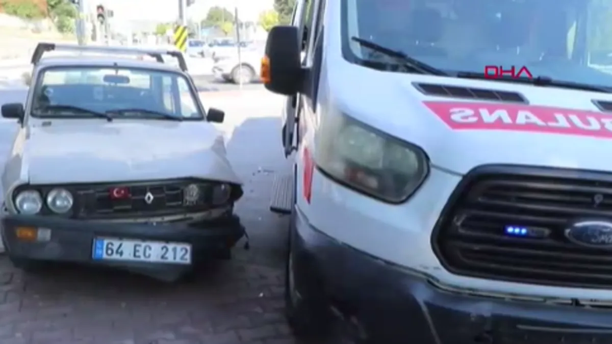Burdur'da korkutan kaza: Askeri ambulans ve otomobiller çarpıştı! 2 yaralı