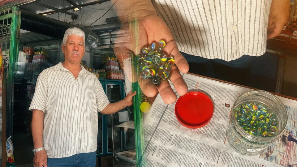 Leblebi tozu, gaz lambası, eski oyuncaklar... Bornova'daki bakkal zamanda yolculuk yaşatıyor