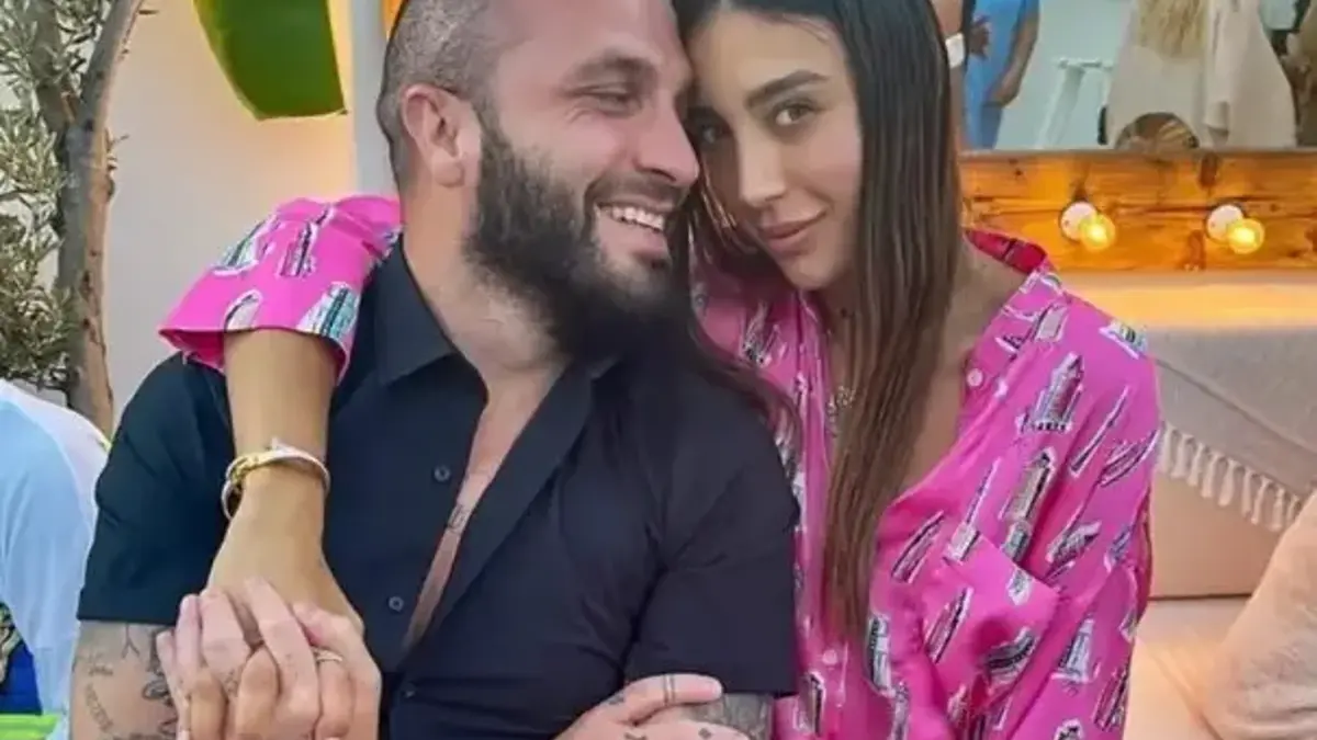 Özlem Ada Şahin’den karnı burnunda yeni poz! Üçüncü bebek heyecanı büyüyor
