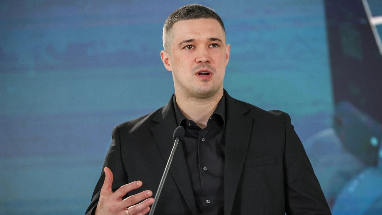 Zelenskiy kulaklarını tıkadı: Popüler bakanını görevden aldı