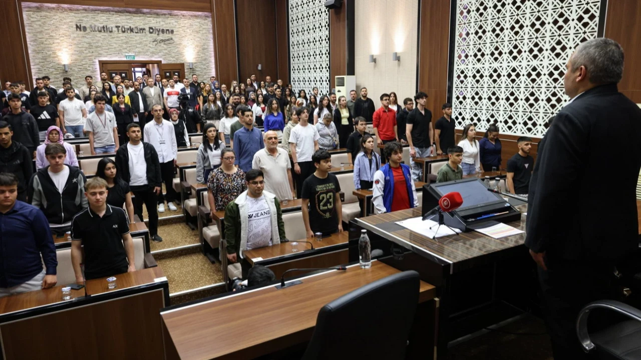 Keçiören Belediye Başkanı Özarslan stajını belediyede tamamlayan öğrencilere sertifika verdi