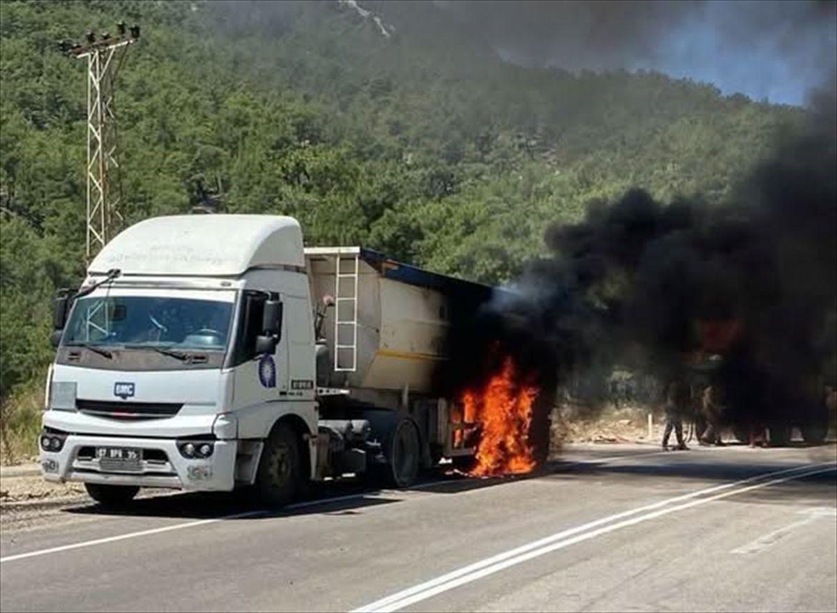 Finike'de asfalt yüklü kamyon alev aldı