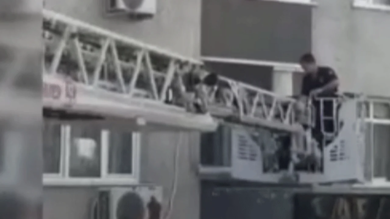 Küçükçekmece'de panik anları: Çalışma sırasında merdiven çöktü!
