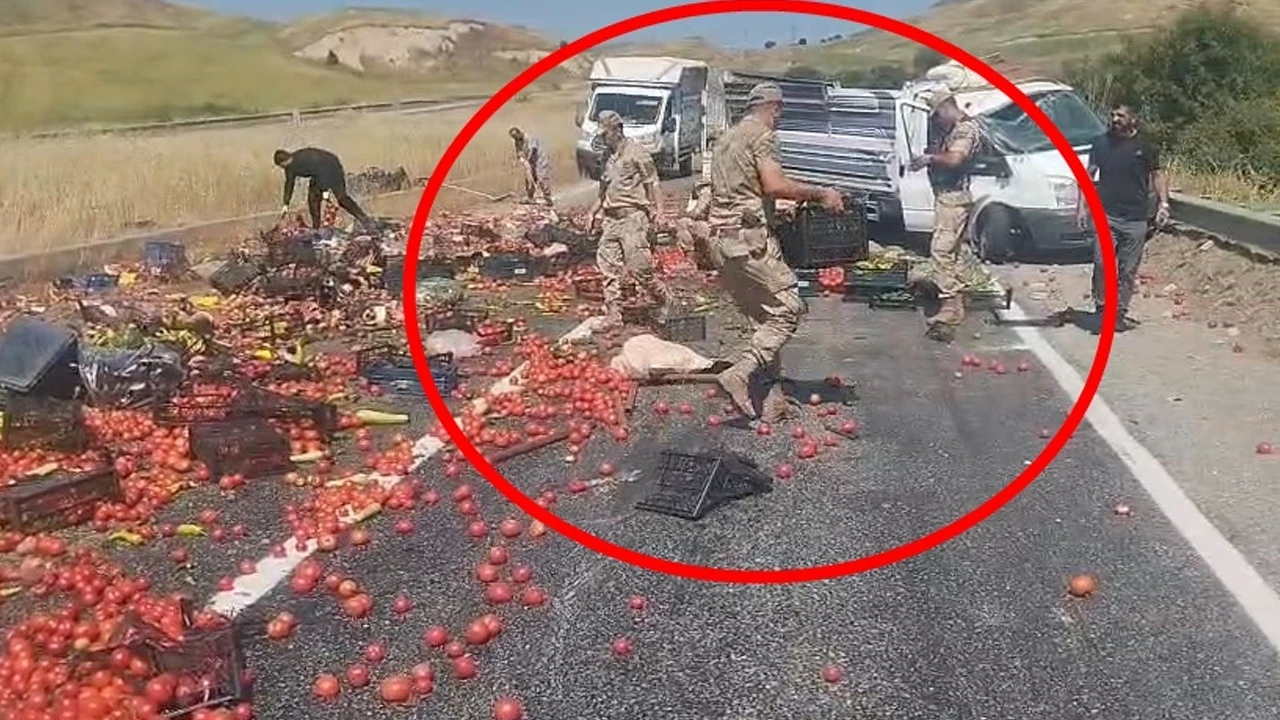 Kamyonet savruldu, yükü yola dağıldı: Jandarma seferber oldu