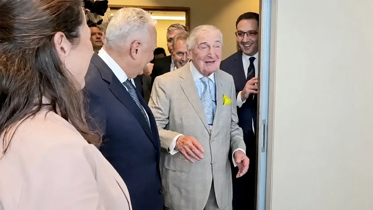 Rahmi Koç'un Kürt kadın fıkrası! Opet sözleşmesi iptal oldu Yapı Kredi'ye saldırıldı