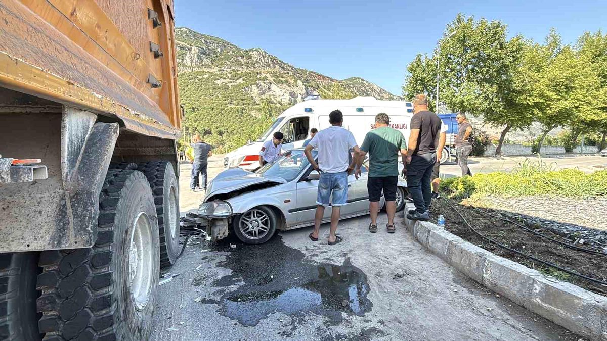 Kamyona arkadan çarpan genç sürücü yaralandı