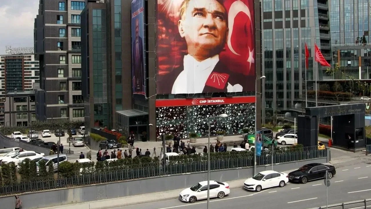 CHP İstanbul İl Başkanlığı’nda hareketli günler: Baba ocağına geri dönüş töreni düzenlendi