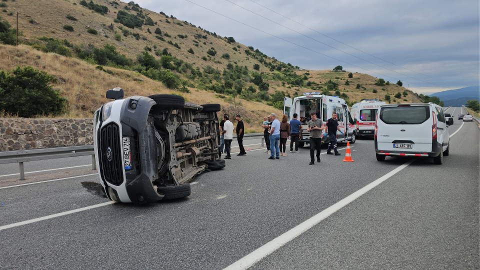 Erzincan’da devrilen minibüste 6’sı çocuk 16 kişi yaralandı