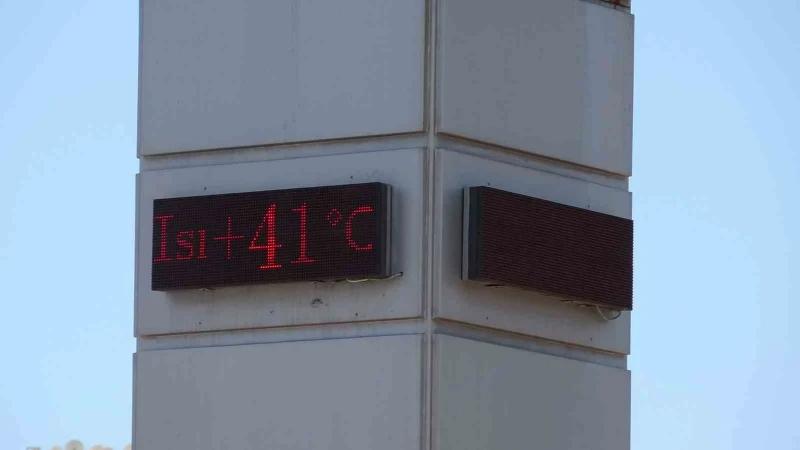 Antalya’da hissedilen sıcaklık 45 dereceye ulaştı: Vatandaşlar sahile akın etti