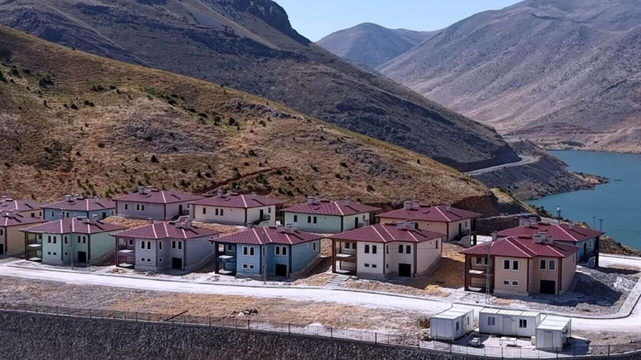 Bakan Kurum, Adıyaman'daki köy evlerini paylaştı: Yeni yuvalarda ilk mutluluk