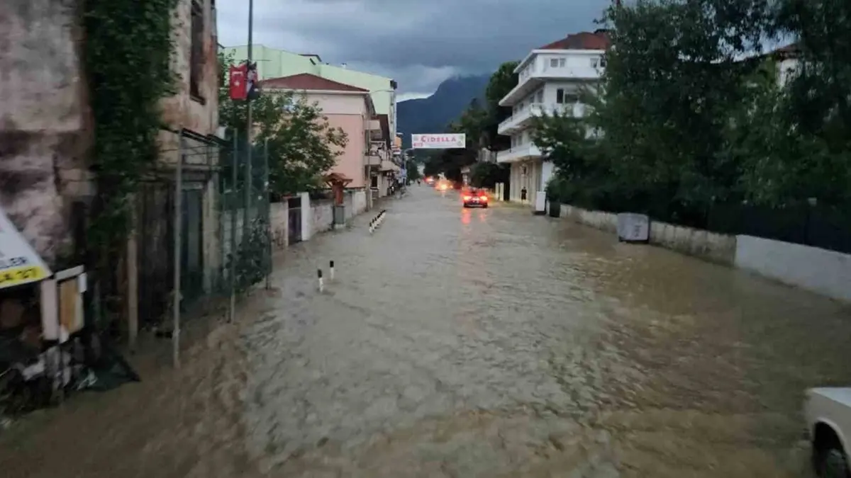 Kastamonu'yu sel vurdu: Evler ve araçlar suya gömüldü
