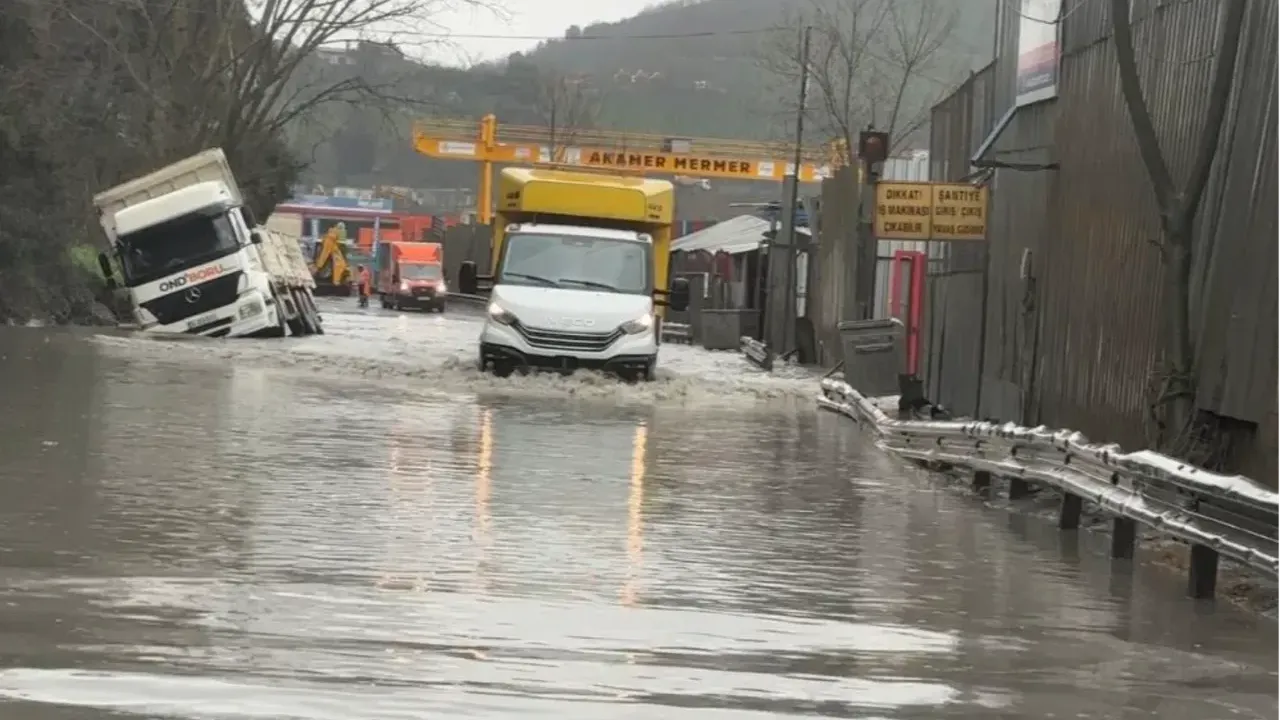 İstanbul'da cadde ve sokaklarda su birikintileri oluştu