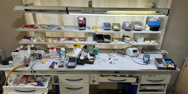 Hatay'da kaçak diş laboratuvarına düzenlenen operasyonda 2 zanlı yakalandı