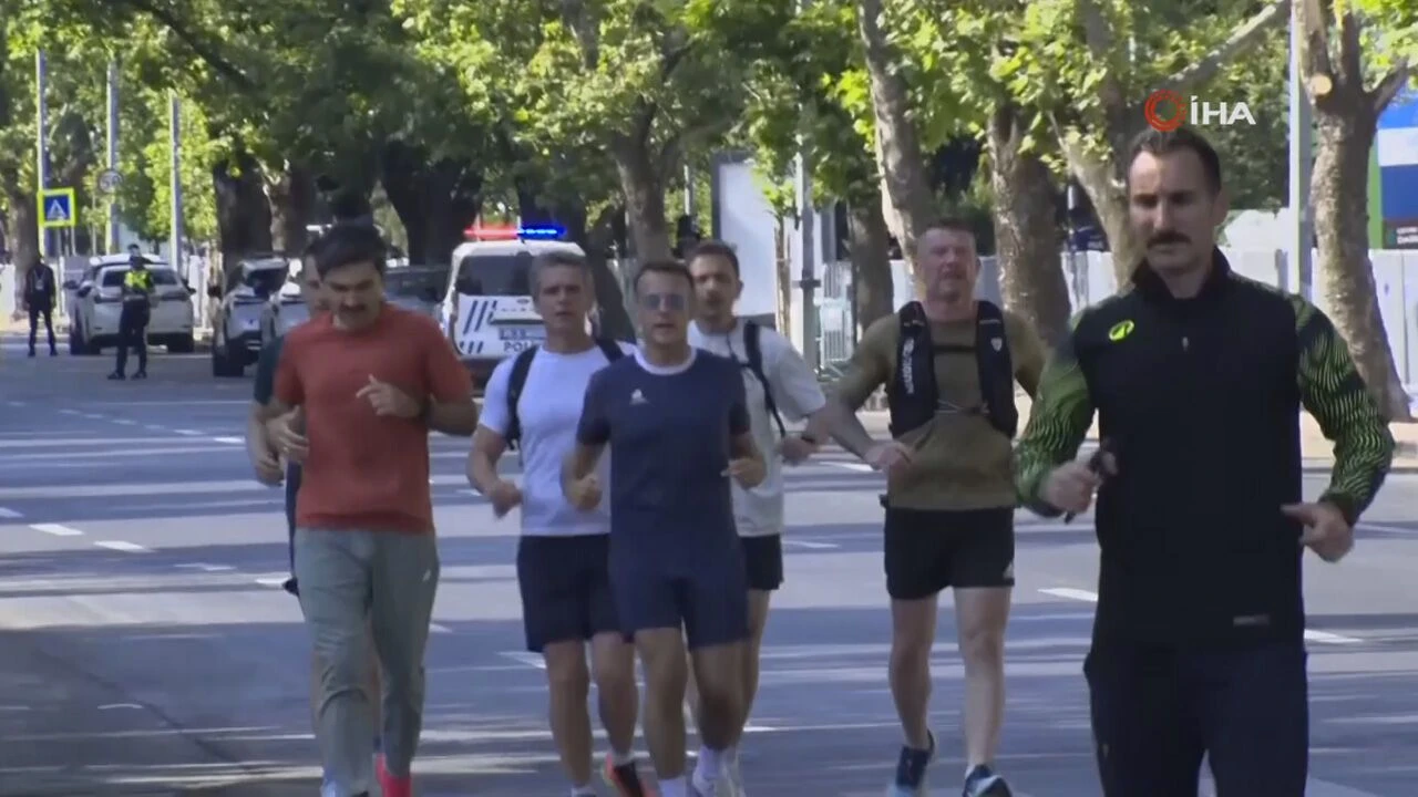 Macron Ankara sokaklarında! Görenler dönüp bir daha baktı