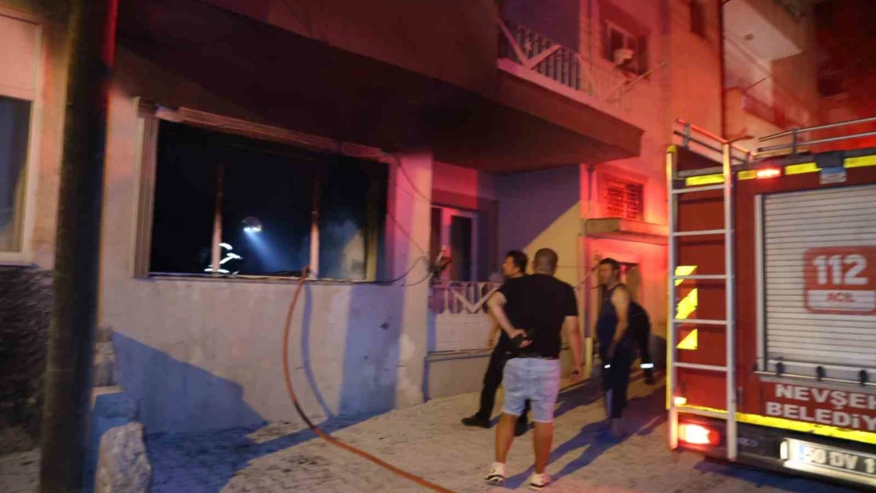 Önce ağabeyini bıçakla kovaladı, sonra evi ateşe verdi