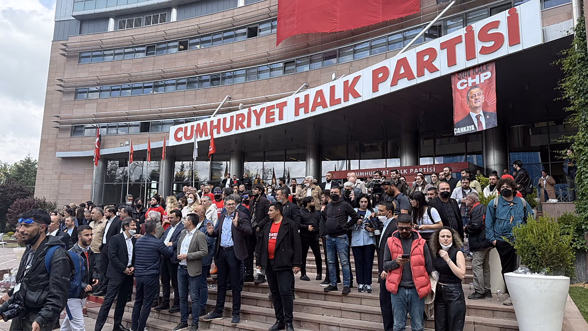 CHP’de Özel yönetimi kurultay için Genel Merkez'e 830 imza teslim etti