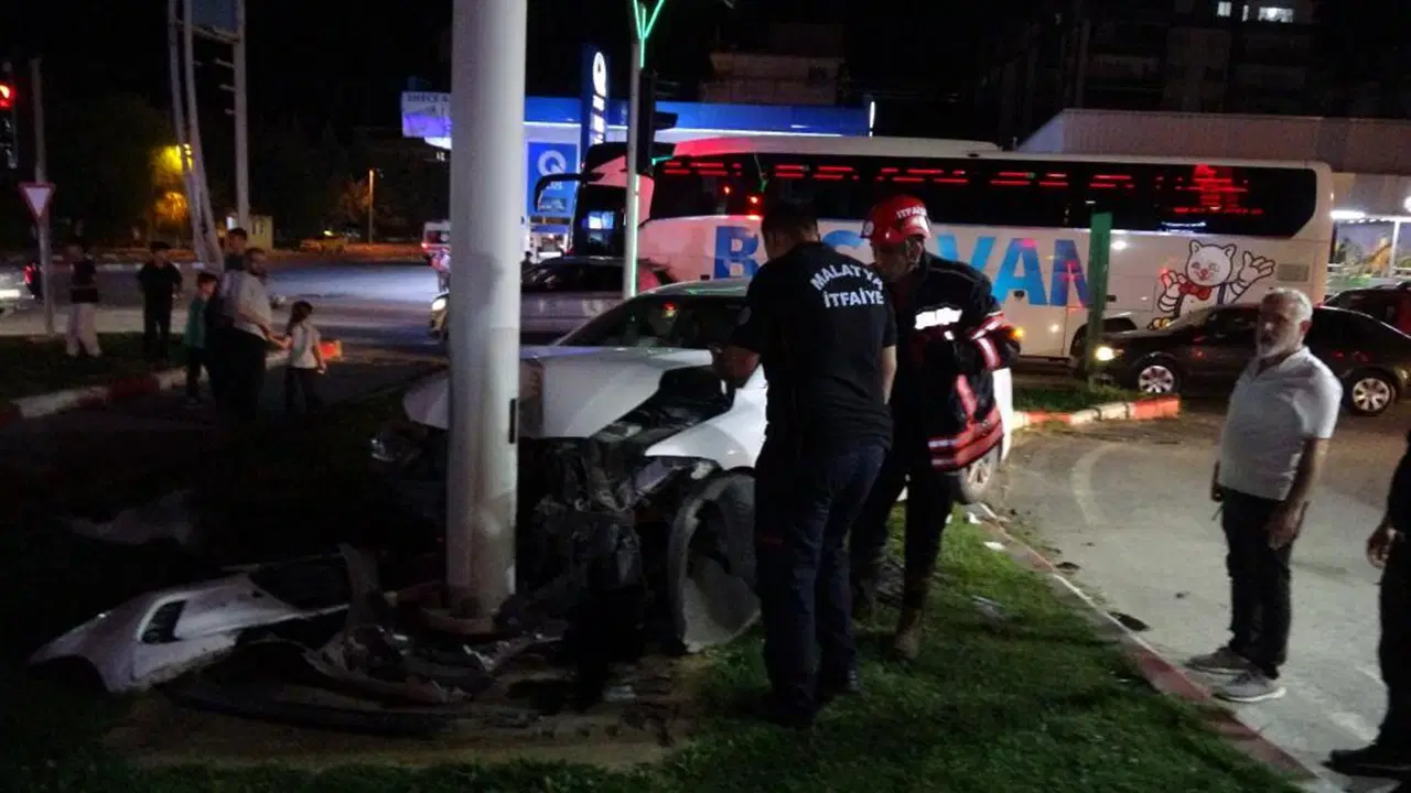 Kaza yaptı, trambüs direğine çarptı: Yaralı sürücü ambulanstan kaçtı