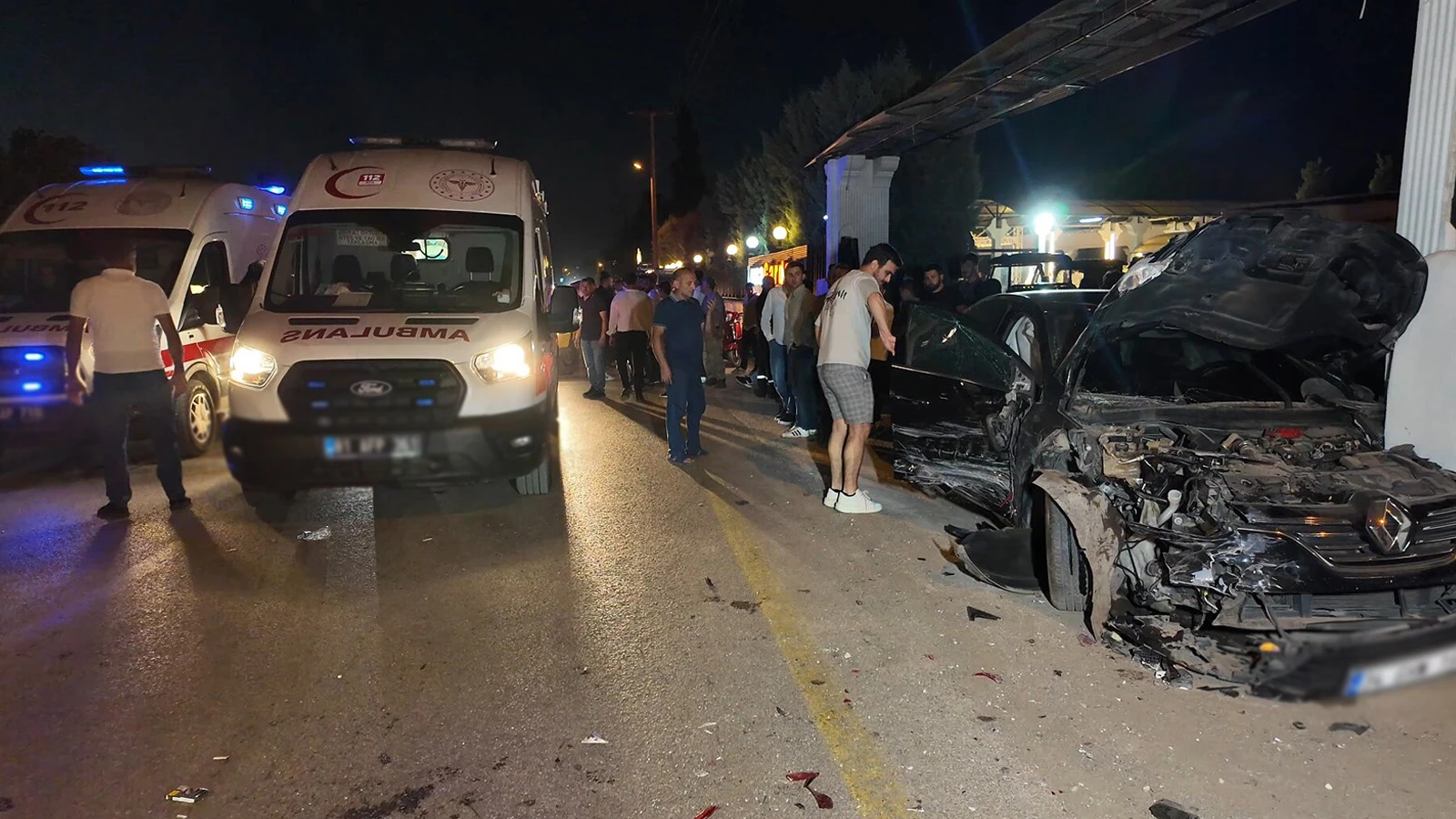 Düğün salonu önünde kaza: Yaralılar kurtarılırken eğlence sürdü