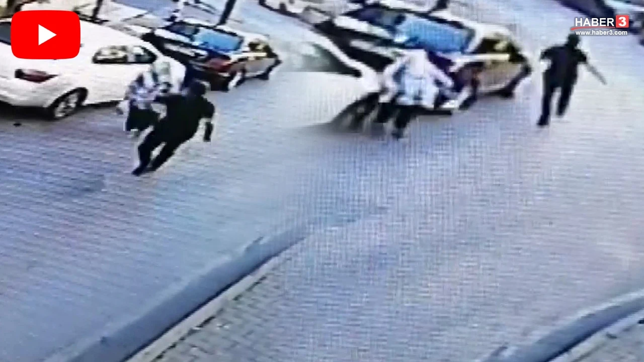 Yakalayın bu psikopatı! Yolda yürüyen kadına akılalmaz saldırı kamerada
