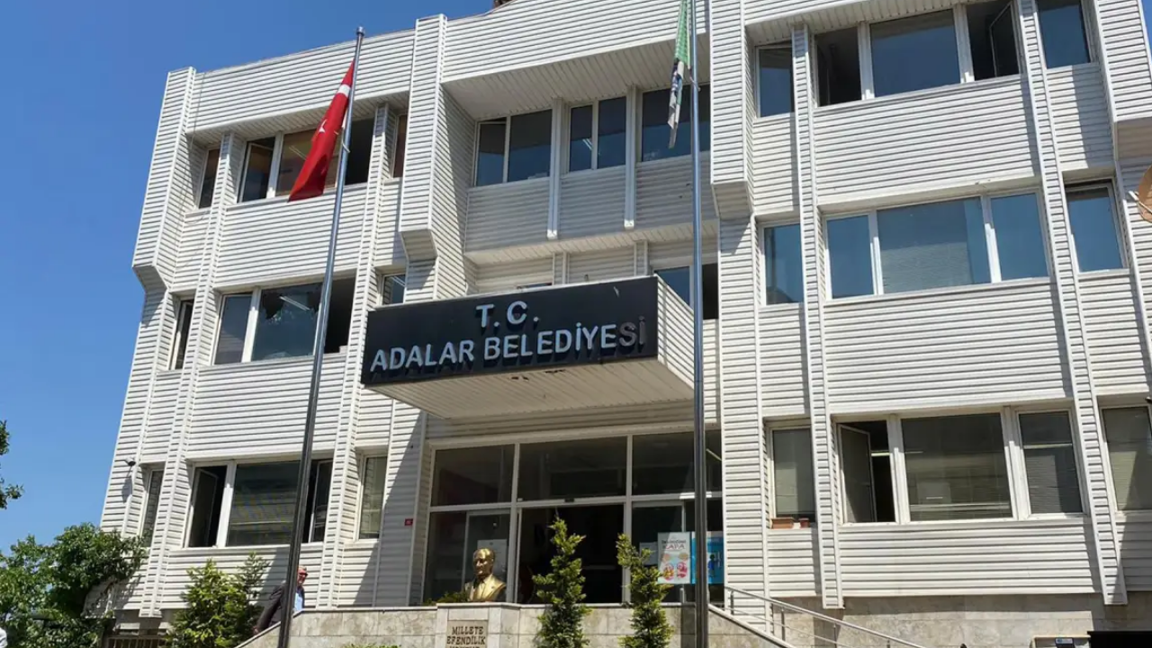 Adalar Belediye Başkanı Akpolat dahil 35 şüpheli tutuklandı
