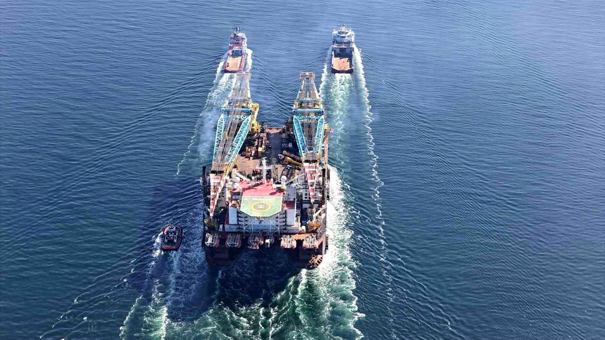 Dünyanın 3'üncü büyük ağır kaldırma vinci Çanakkale Boğazı'ndan geçti