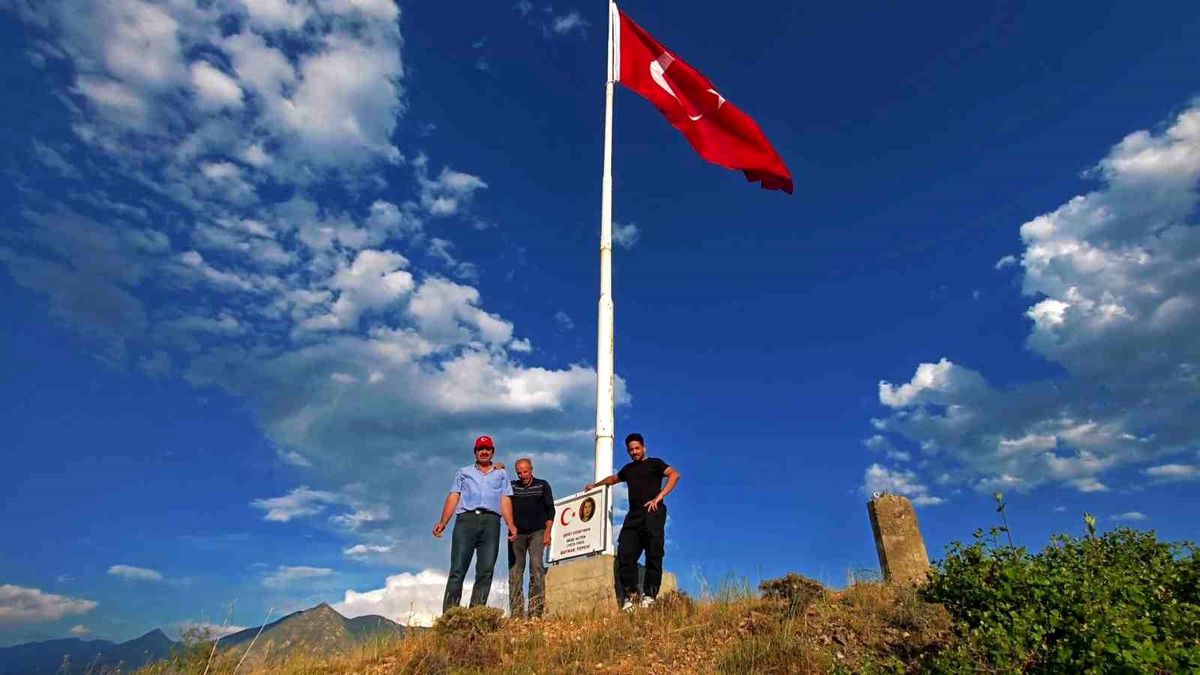 Bayrak Adam'dan şehit öğretmene vefa