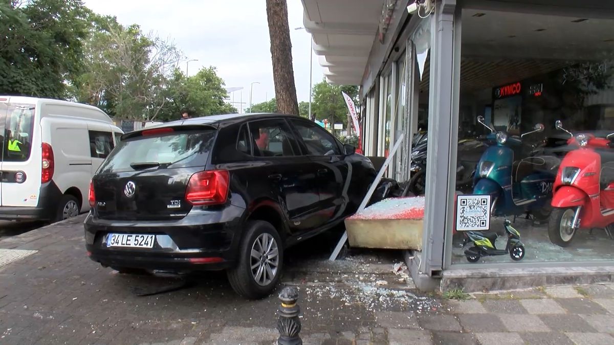 Kadıköy'de sürücüsünün direksiyon hakimiyetini kaybettiği otomobil dükkana girdi