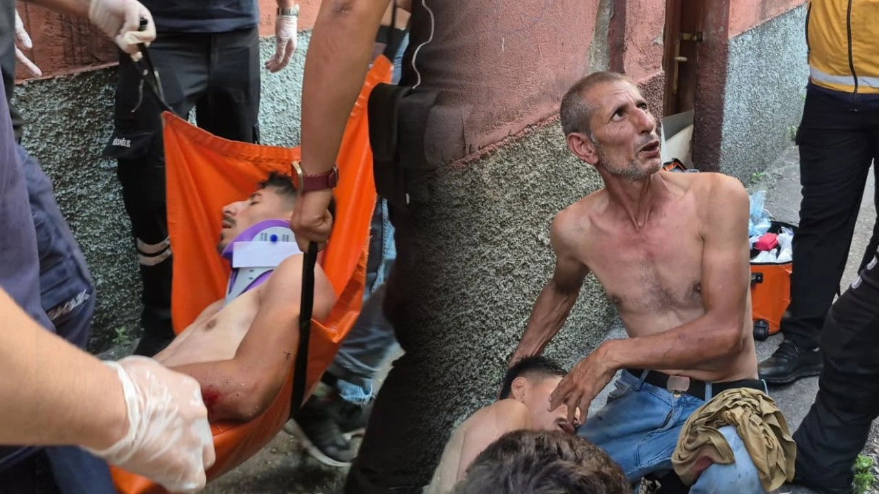 Balkon yıkama kavgası büyüdü, komşular birbirine tuğlalarla saldırdılar! 3 yaralı