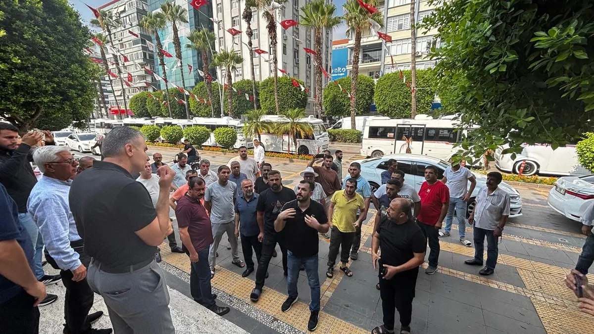 Adana'da güzergah krizi! Dolmuşçular kontak kapatıp CHP'li belediyeyi protesto etti