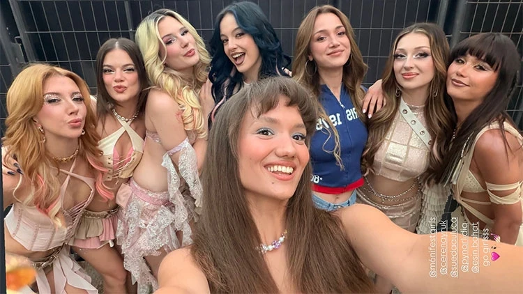 Leyla Ve Ezgi’den İade-İ Ziyaret: Daha 17'nin yıldızları Manifest konserinde