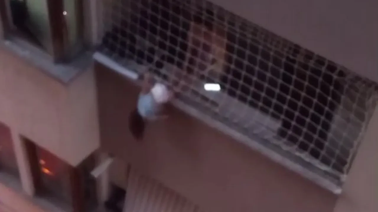 Bir annenin en zor anı! Çocuğu balkon filesinde asılı kaldı, düşmesin diye ağlaya ağlaya dakikalarca tuttu: Çığlık çığlıya anlar kamerada