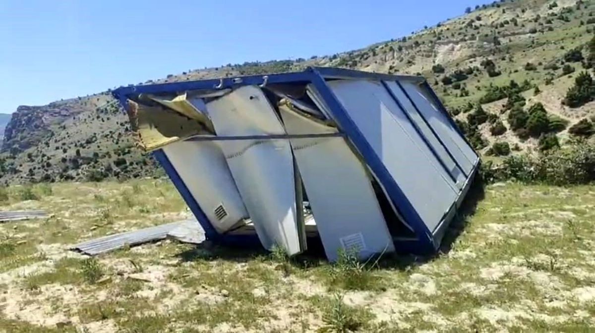 Şiddetli rüzgar konteyneri 100 metre sürükledi