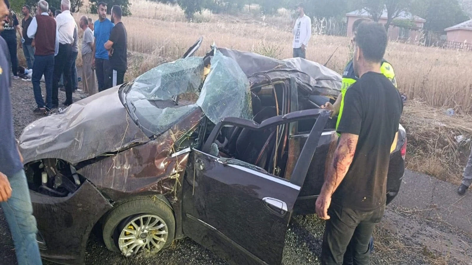 Diyarbakır'da takla atan otomobildeki anne ve oğlu hayatını kaybetti