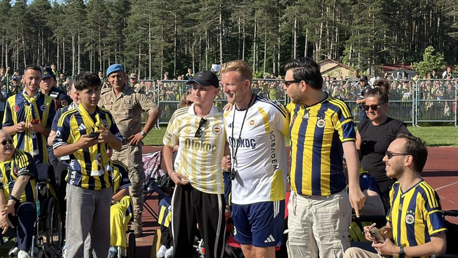 Fenerbahçe, binlerce taraftarının önünde sahaya çıktı