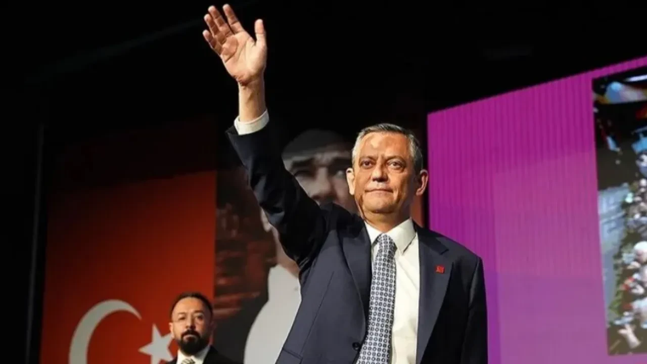 Yeni Parti'nin paylaşımı ortalığı karıştırdı! Özgür Özel'den jet açıklama