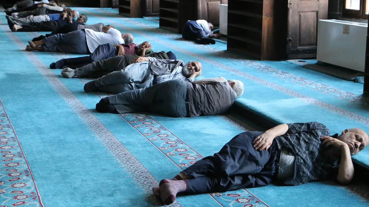 Diyarbakır'da sıcaktan bunalanlar camiye koştu