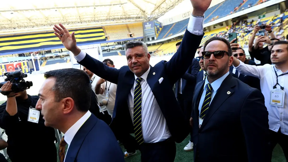 Sadettin Saran, alkışlarla kongreden ayrıldı