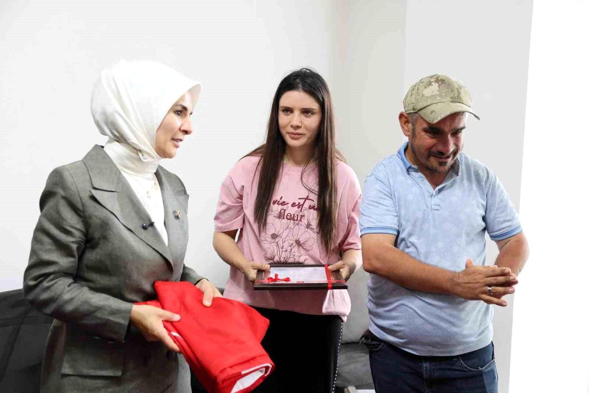 Engelli kardeşlerine ömrünü adayan Çilem'e ev tapusu teslim edildi
