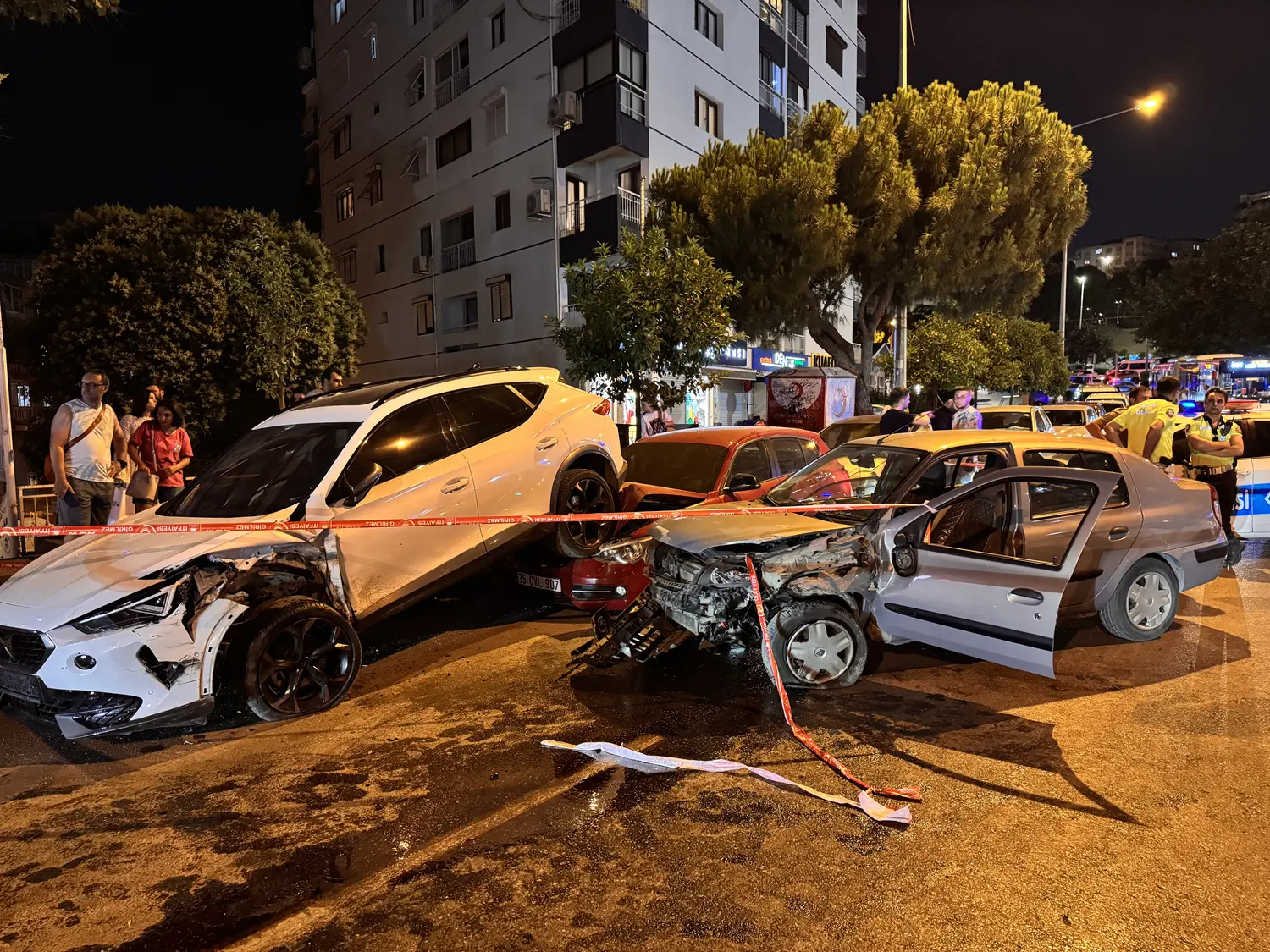 İzmir'de park halindeki araçlara çarpan otomobilin sürücüsü öldü