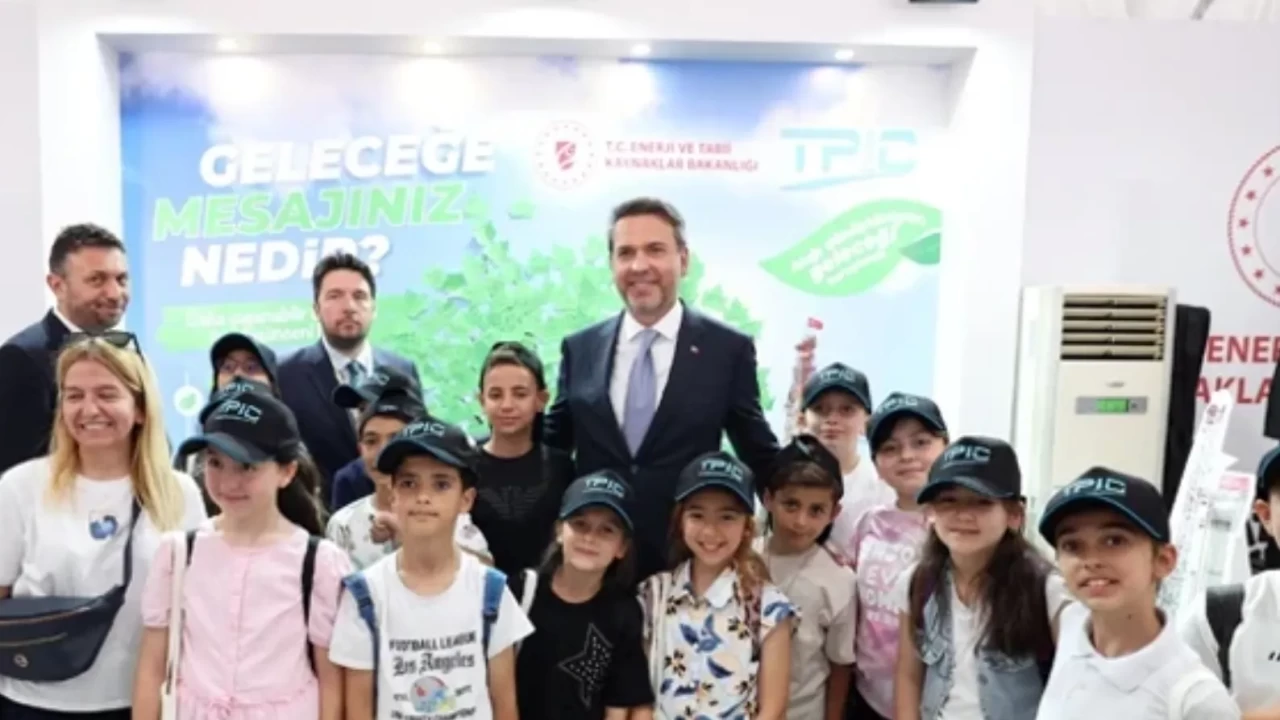 Bakan Bayraktar’dan 'Sıfır Atık' mesajı: Dünyanın ilk YEK-G sertifikalı festivali olacağız