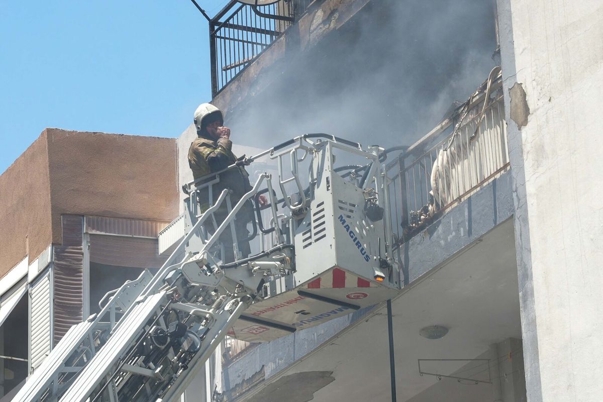 İzmir'de 7 katlı binada korkutan yangın; 6 kişi dumandan etkilendi