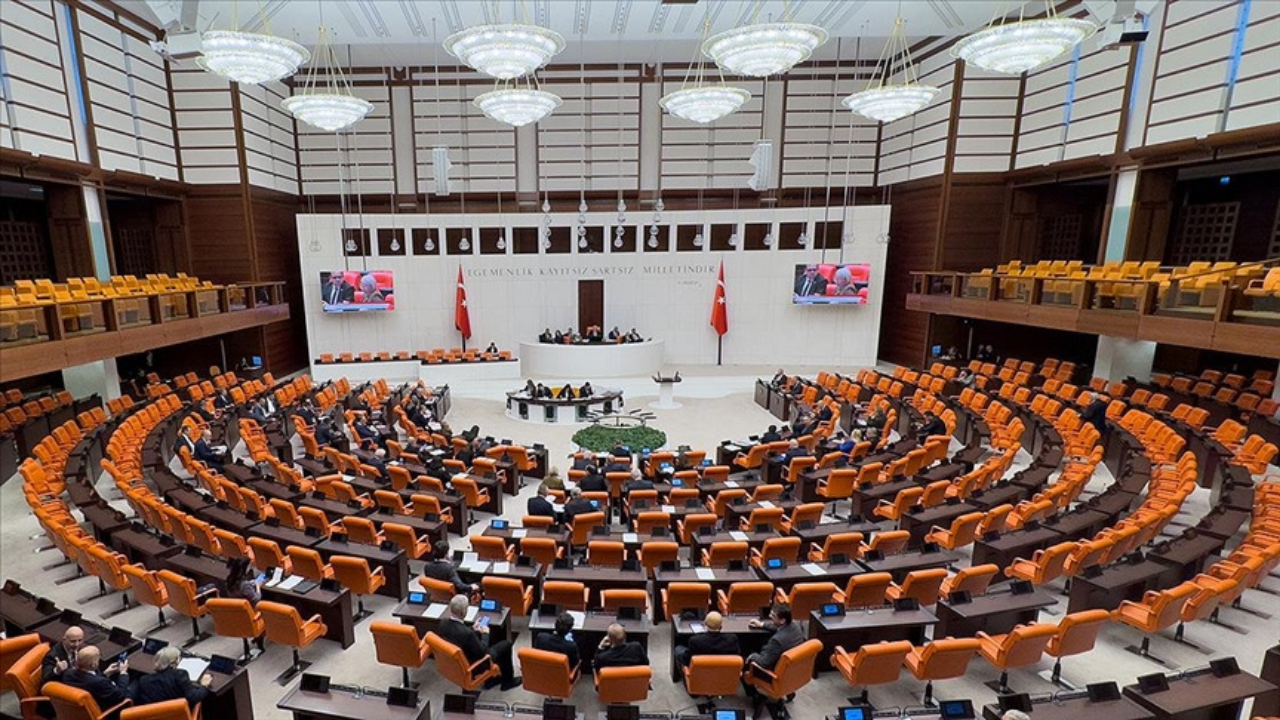 AK Parti 12. Yargı Paketi'ni TBMM Başkanlığına sundu