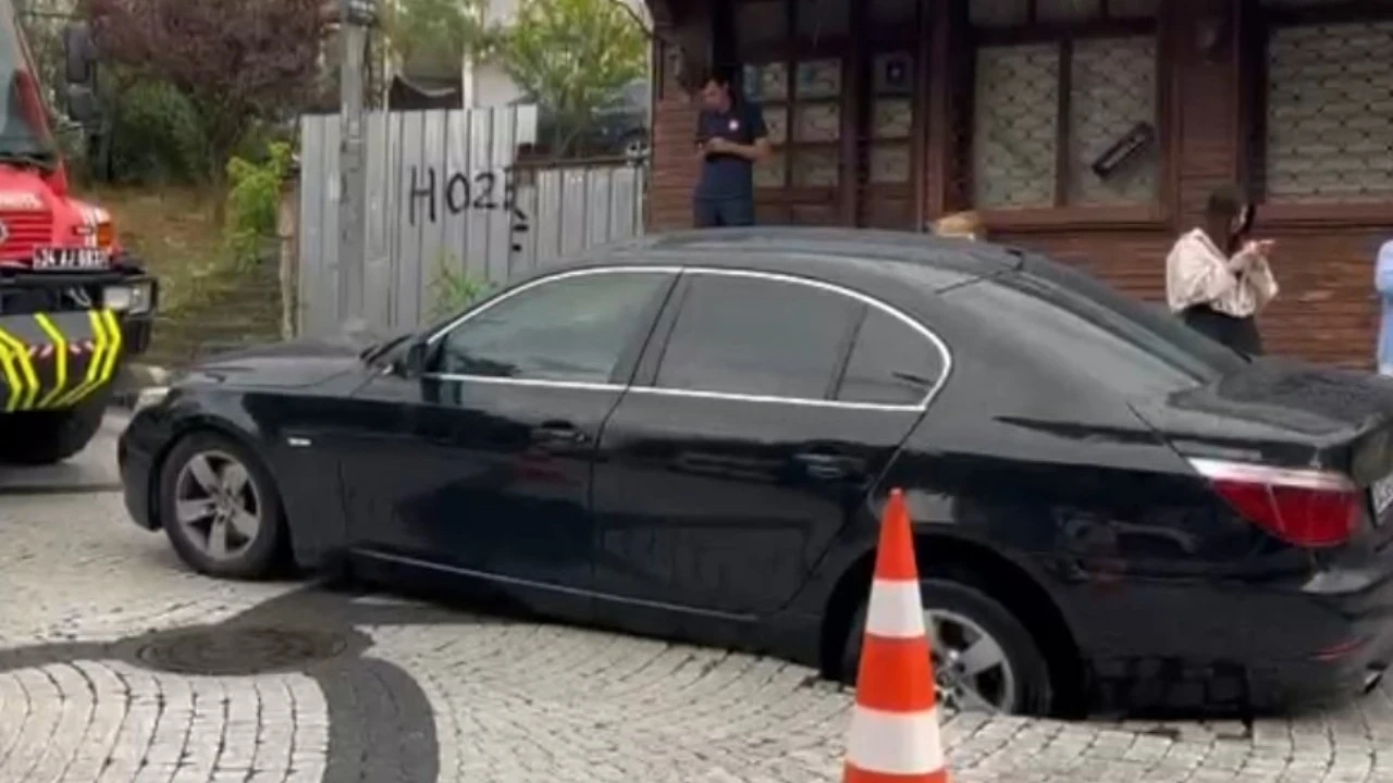 Eyüpsultan’da seyir halinde otomobil çöken yola düştü