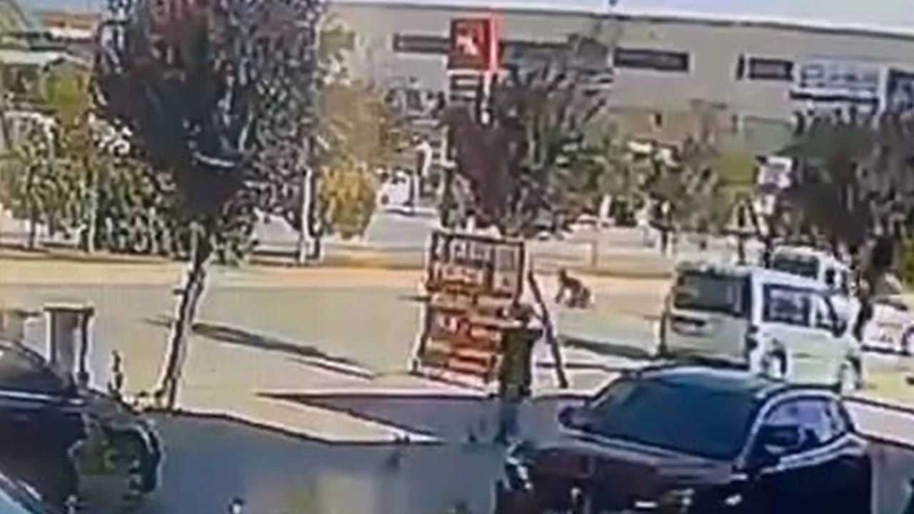 İnegöl'de motosiklet ile hafif ticari aracın kazası kamerada