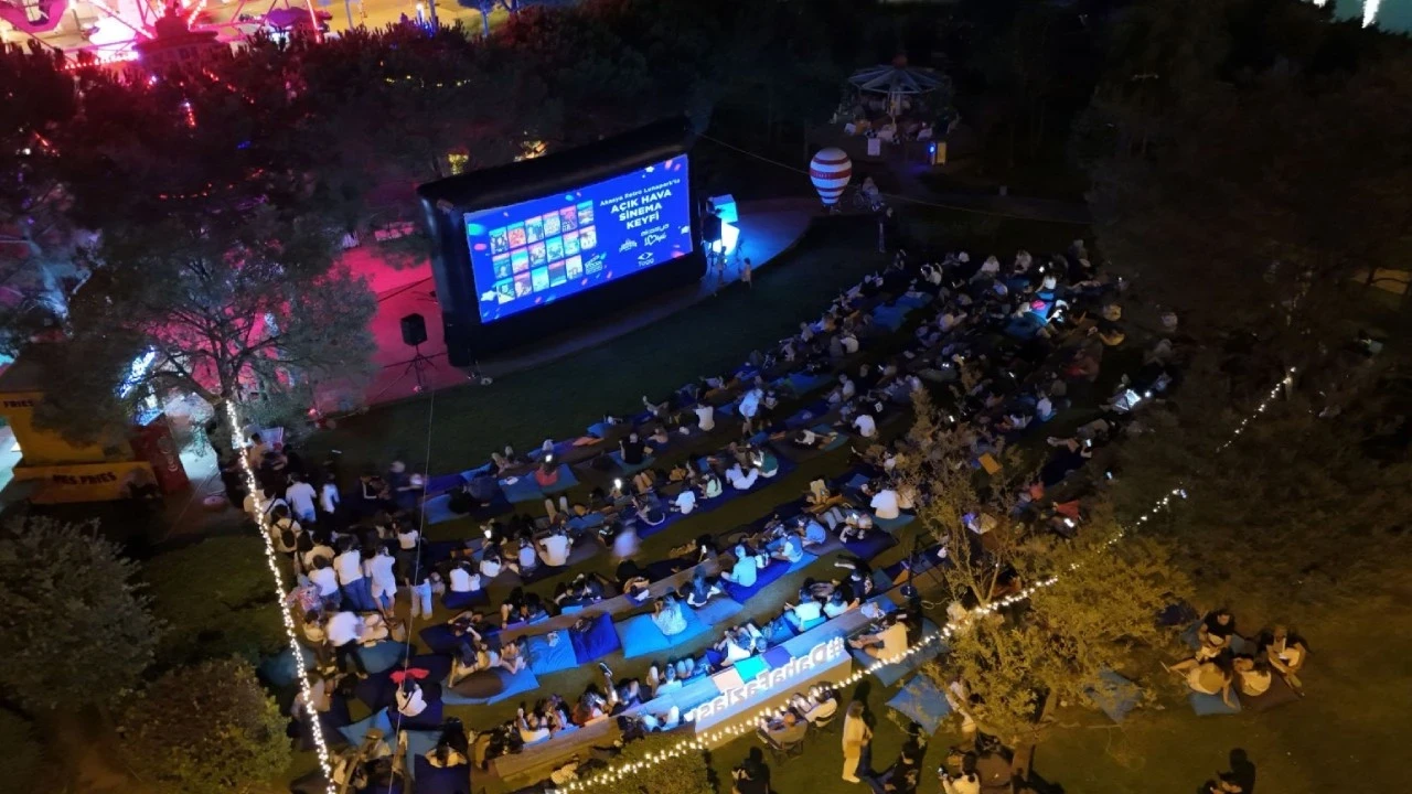 Akasya, yıldızların altında sinema keyfini yeniden yaşatıyor