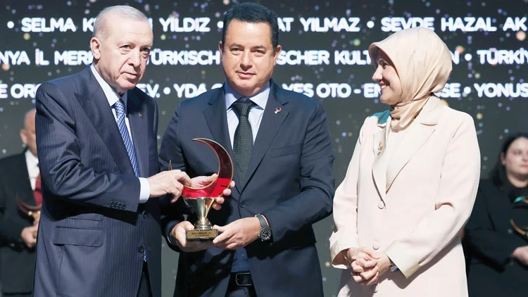 Yılın 'Kızılay İyilik Elçisi' seçildi