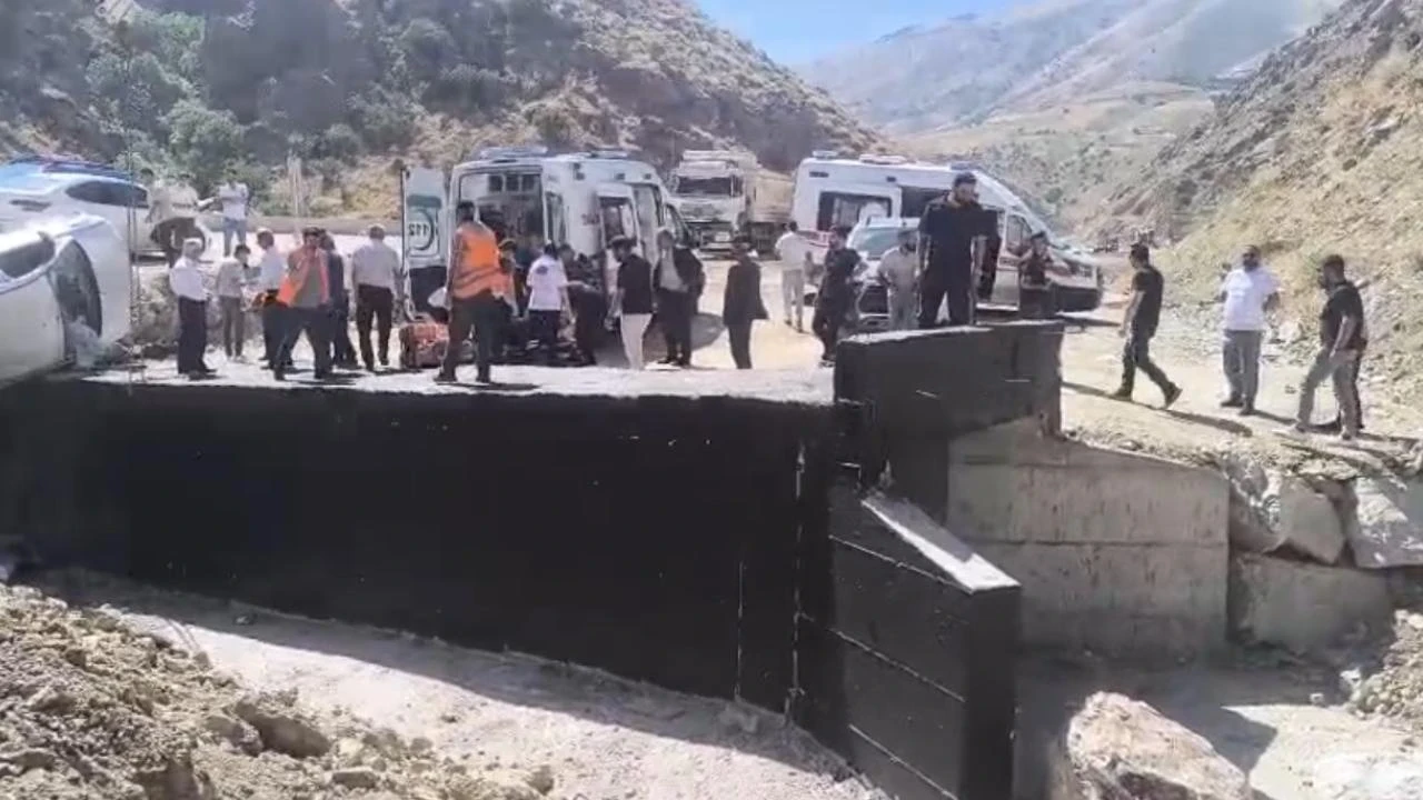 Kontrolden çıkan otomobil devrildi: 3 kişi yaralandı