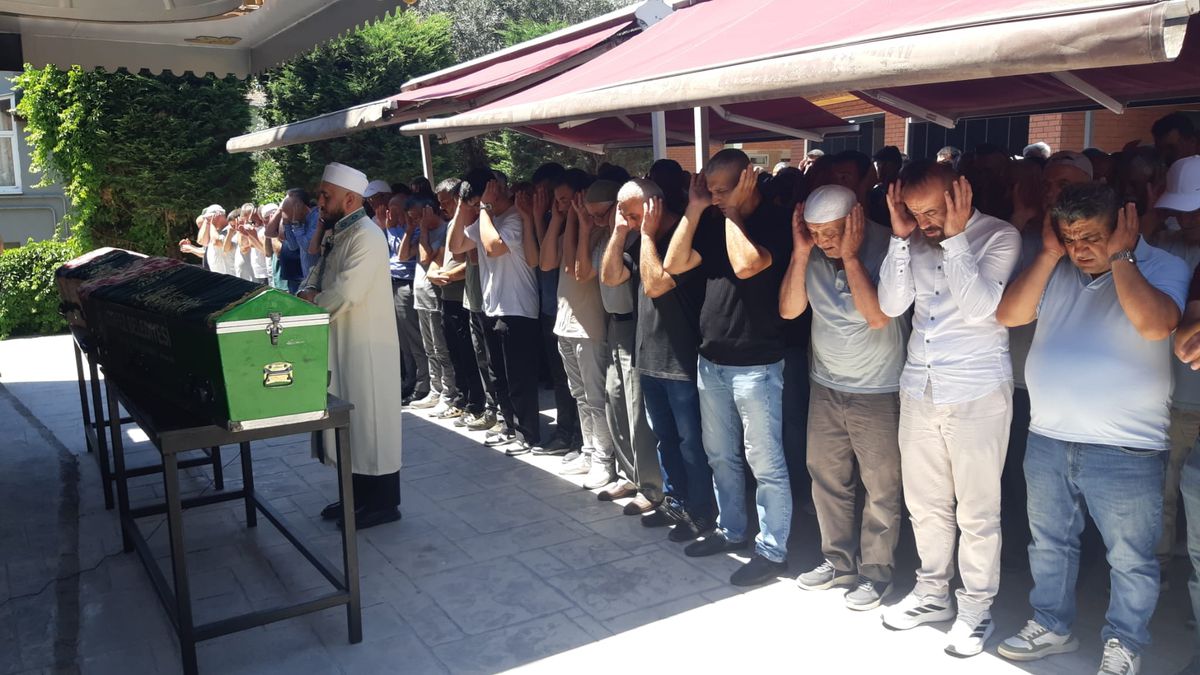 Otomobil su kanalına devrildi; anne ile kızı öldü
