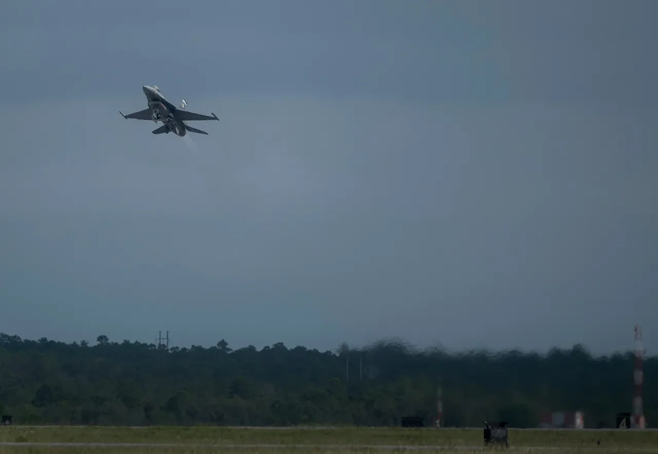 Yapay zeka gerçek F-16 uçurdu
