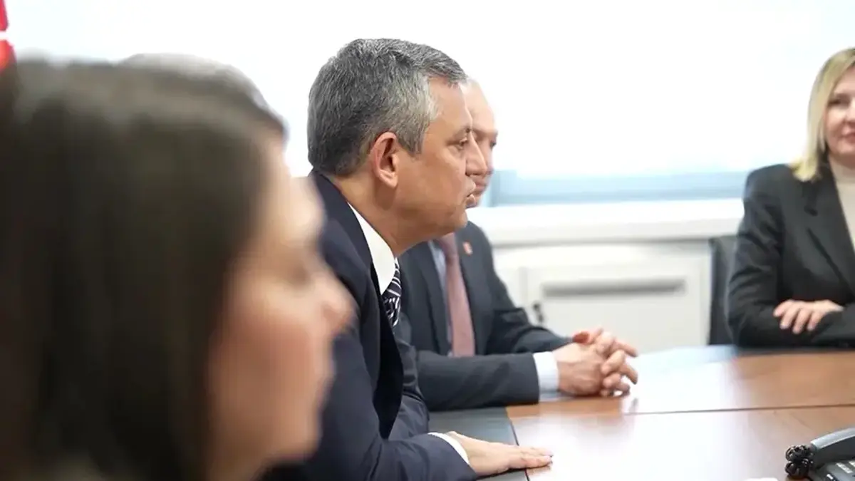 Özgür Özel CHP rozetini çıkarıyor mu?